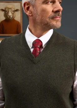 Norfolk Men's Lambswool Slipover In Seaweed - Classic Fit -Elegant Wear World 050A62 NORFOLK VEE NECK SLIPOVER SEAWEED 02