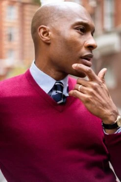 Albury Geelong Wool Jumper In Claret - Regular Fit -Elegant Wear World Albury Geelong Vee Neck Claret 1