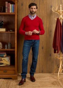 Kilsyth Men's Lambswool Jumper In Dubonnet - Regular Fit -Elegant Wear World Kilsyth Lambswool Vee Neck Jumper Dubbonet 1