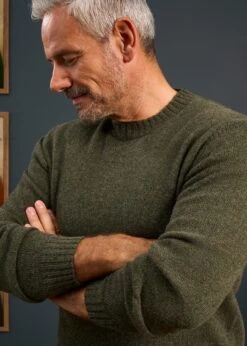 Kinnadie Supersoft Shetland Jumper In Moorland - Regular Fit -Elegant Wear World Mens Shetland Wool Jumper Green 2 9f9dabdb 2d1e 4b43 b85a 1dc3d98b3e2e